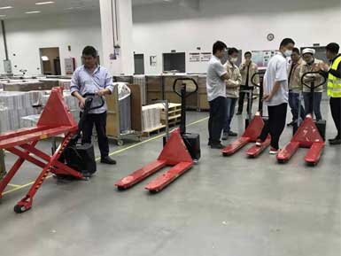 電動高升程搬運車交付使用，感謝廠家羅總親自跟客戶講解操作方法！