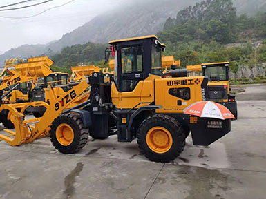恭喜羅總喜提新車(chē)，山宇裝載機(jī)940走起，山宇重工，助您成功！